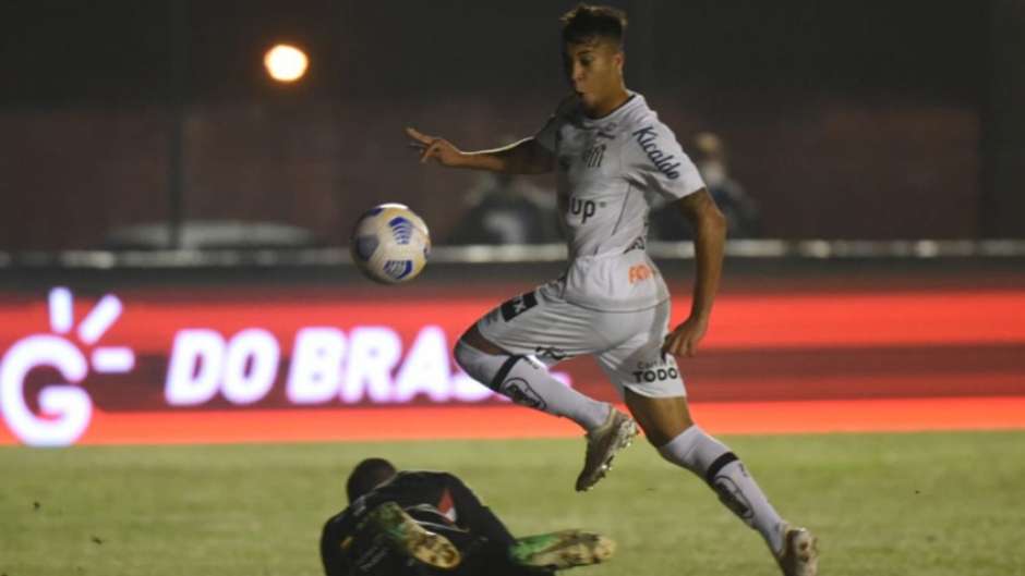 Santos sai na frente no jogo de ida