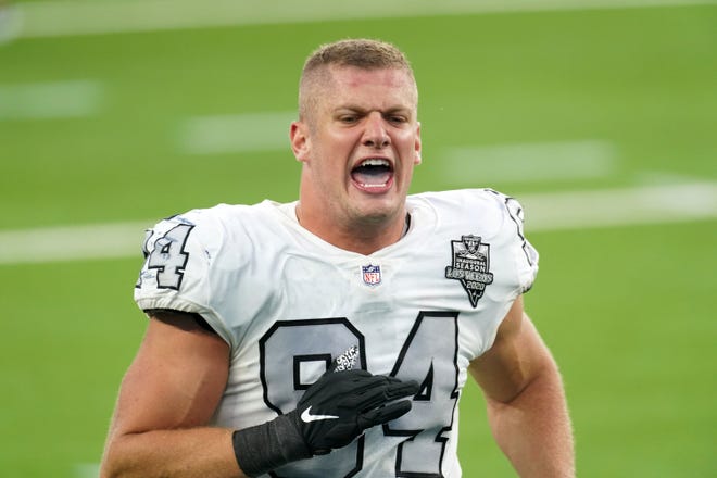 Carl Nassib celebra a vitória contra os Chargers em 2020