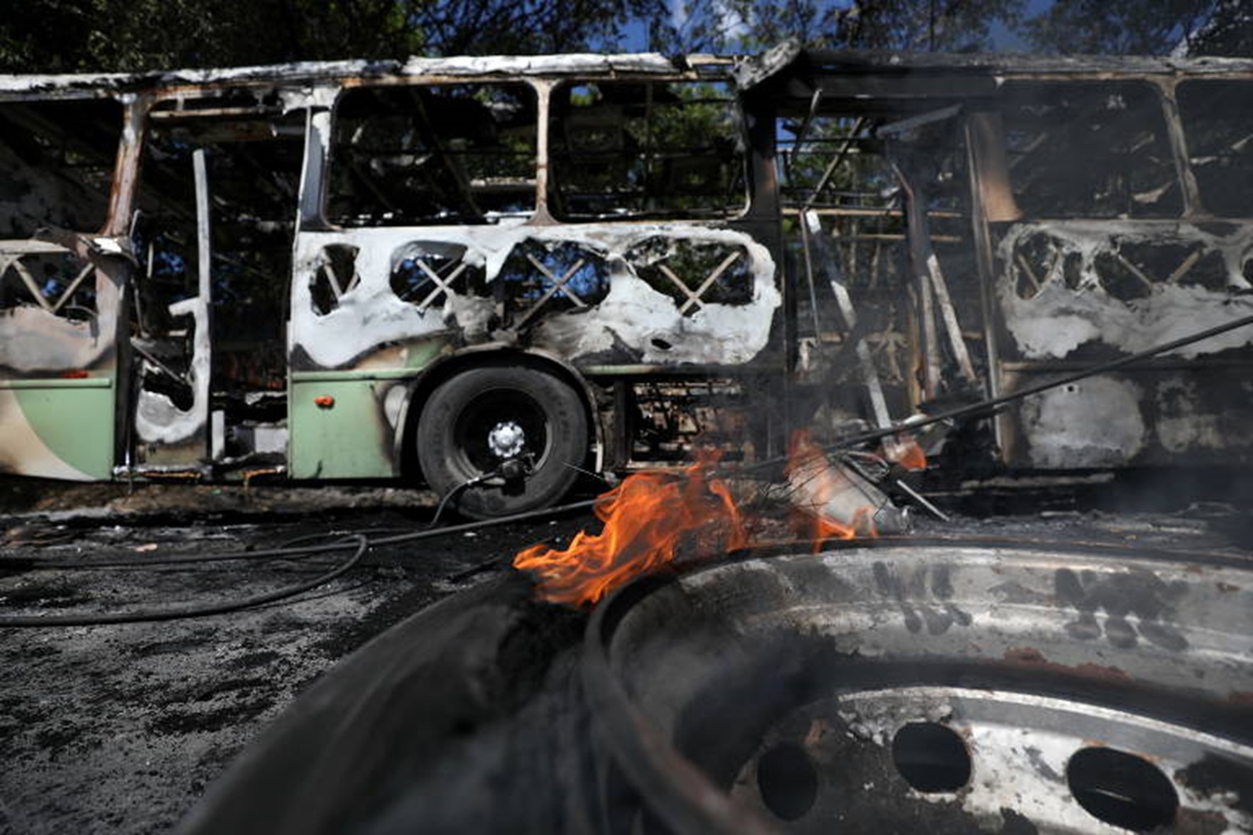 Ônibus queimado em Manaus após onda de ataques nesta madrugada
