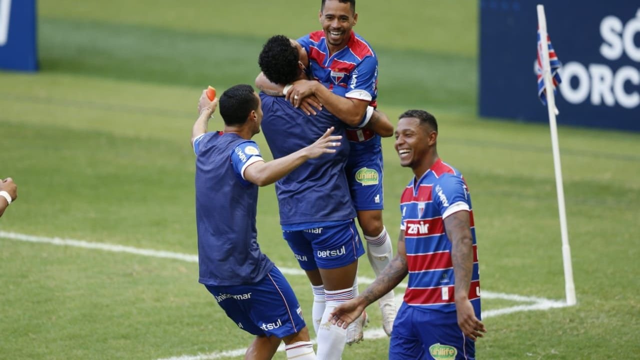 Jogadores do Fortaleza comemorando a vitória no jogo