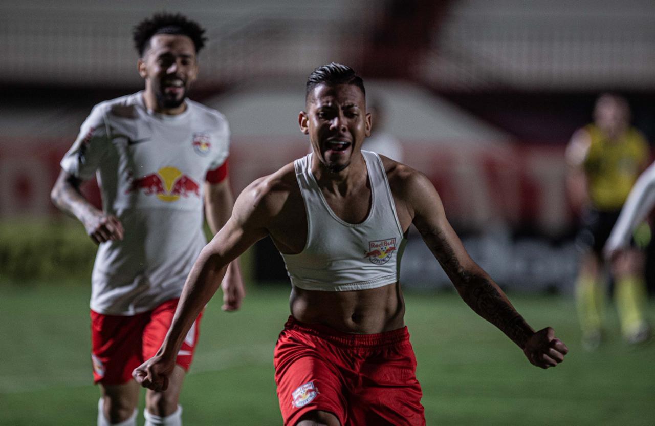 Dois jogadores do Bragantino comemoram vitória sobre o Atletic-Go