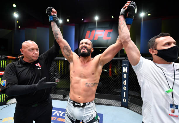 Bruno 'Blindado' em foto após vencer luta no UFC contra Wellingtont Turman em sua estreia