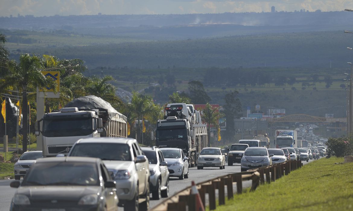 Muitos carros na estrada