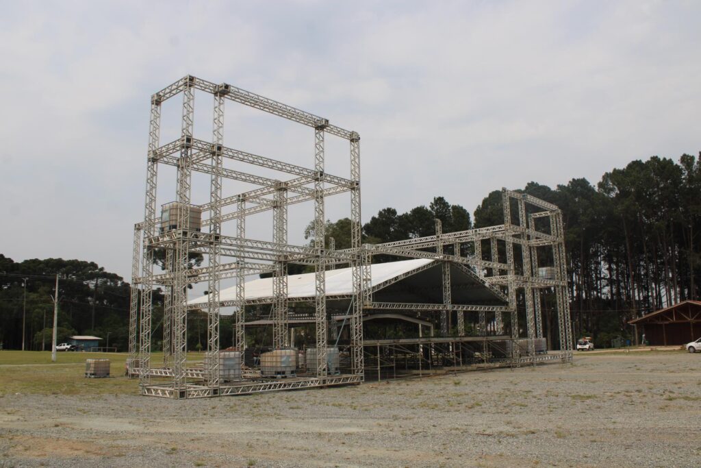 montagem do palco principal da expo fazenda rio grande