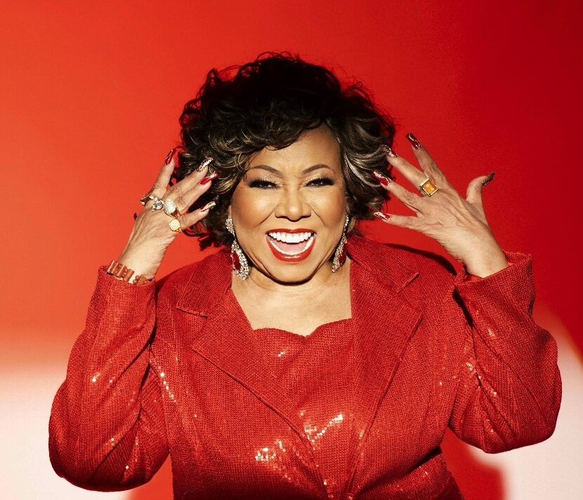 Cantora Alcione brilhando para show em Curitiba