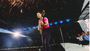 Harry Styles relembra One Direction durante show em Londres e emociona fãs