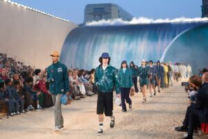 Louis Vuitton transforma passarela em onda gigante e rouba a cena na Semana de Moda de Paris