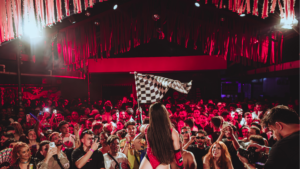De palco 360º ao tarot: REPU recria universo Cosmos de Anitta em festas em Brasília e Goiânia
