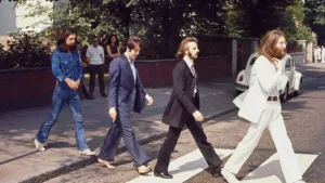 Atravessando para o cinema: elenco de filme dos Beatles recria capa histórica