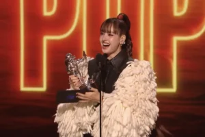 Entre prêmio e espetáculo, LISA domina os holofotes no VMA 2026
