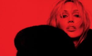 Após sequência de sucessos, Miley Cyrus apresenta “Bass Persuades”
